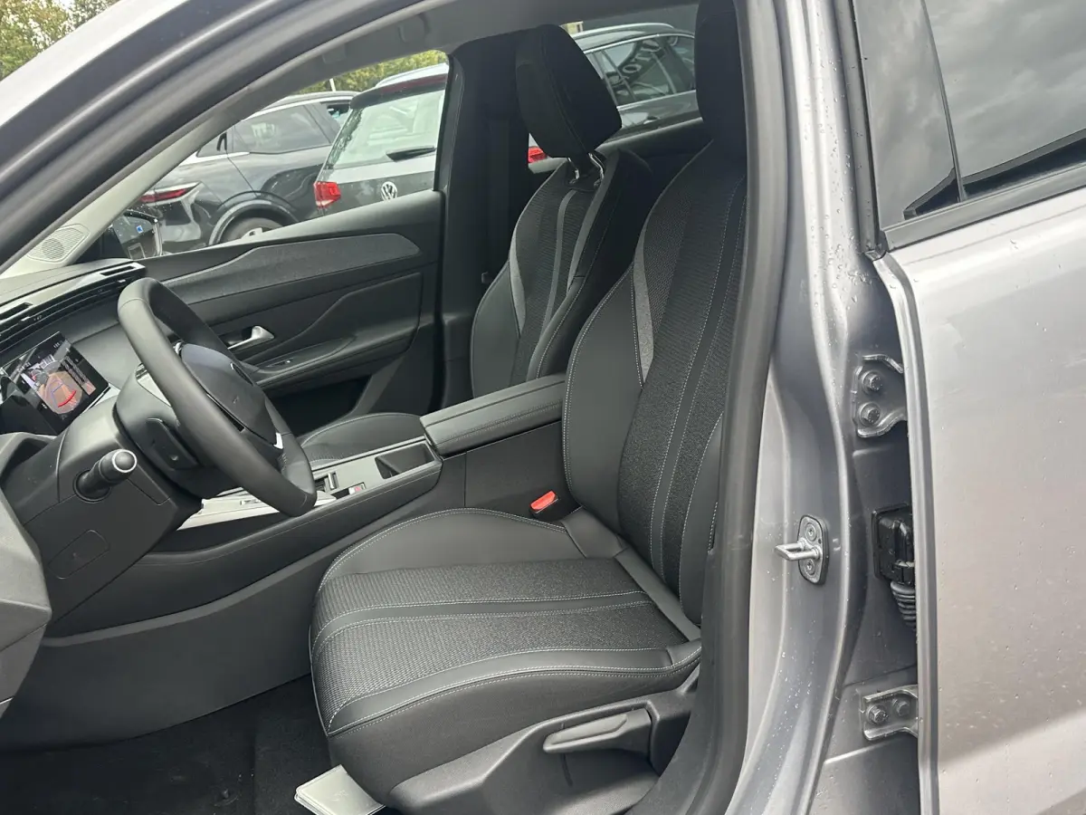 Allure 58 kWh SOH 99% | NIEUWE AUTO | ACHTERUITRIJCAMERA | KEYLESS | STOEL + STUURVERWARMING | ADAP. CRUISE | APPLE CARPLAY | RIJKLAAR INCL. 12 MND BOVAG GARANTIE |