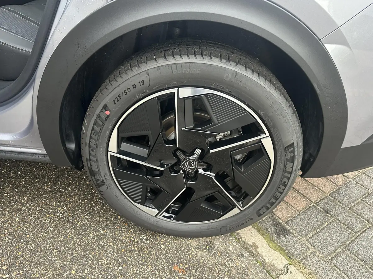 Allure 58 kWh SOH 99% | NIEUWE AUTO | ACHTERUITRIJCAMERA | KEYLESS | STOEL + STUURVERWARMING | ADAP. CRUISE | APPLE CARPLAY | RIJKLAAR INCL. 12 MND BOVAG GARANTIE |