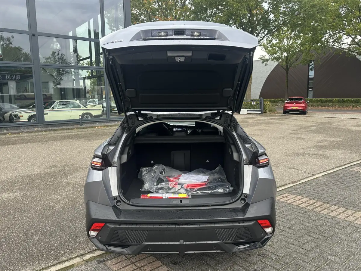 Allure 58 kWh SOH 99% | NIEUWE AUTO | ACHTERUITRIJCAMERA | KEYLESS | STOEL + STUURVERWARMING | ADAP. CRUISE | APPLE CARPLAY | RIJKLAAR INCL. 12 MND BOVAG GARANTIE |