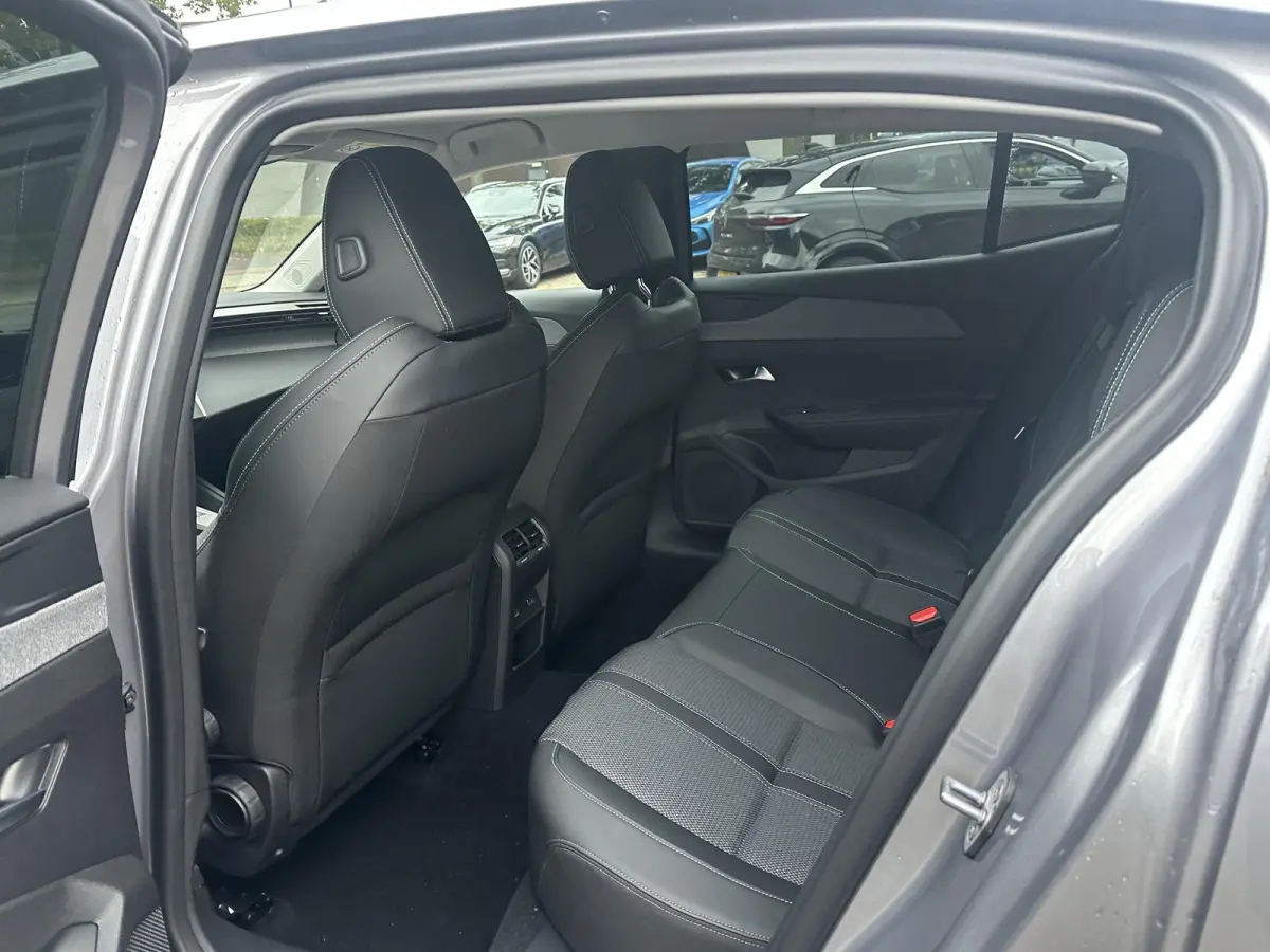 Allure 58 kWh SOH 99% | NIEUWE AUTO | ACHTERUITRIJCAMERA | KEYLESS | STOEL + STUURVERWARMING | ADAP. CRUISE | APPLE CARPLAY | RIJKLAAR INCL. 12 MND BOVAG GARANTIE |