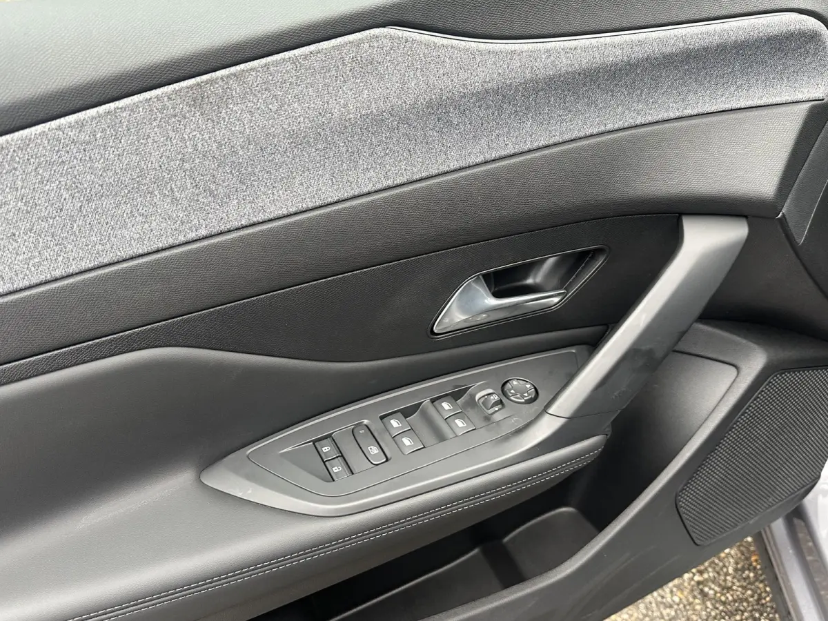 Allure 58 kWh SOH 99% | NIEUWE AUTO | ACHTERUITRIJCAMERA | KEYLESS | STOEL + STUURVERWARMING | ADAP. CRUISE | APPLE CARPLAY | RIJKLAAR INCL. 12 MND BOVAG GARANTIE |