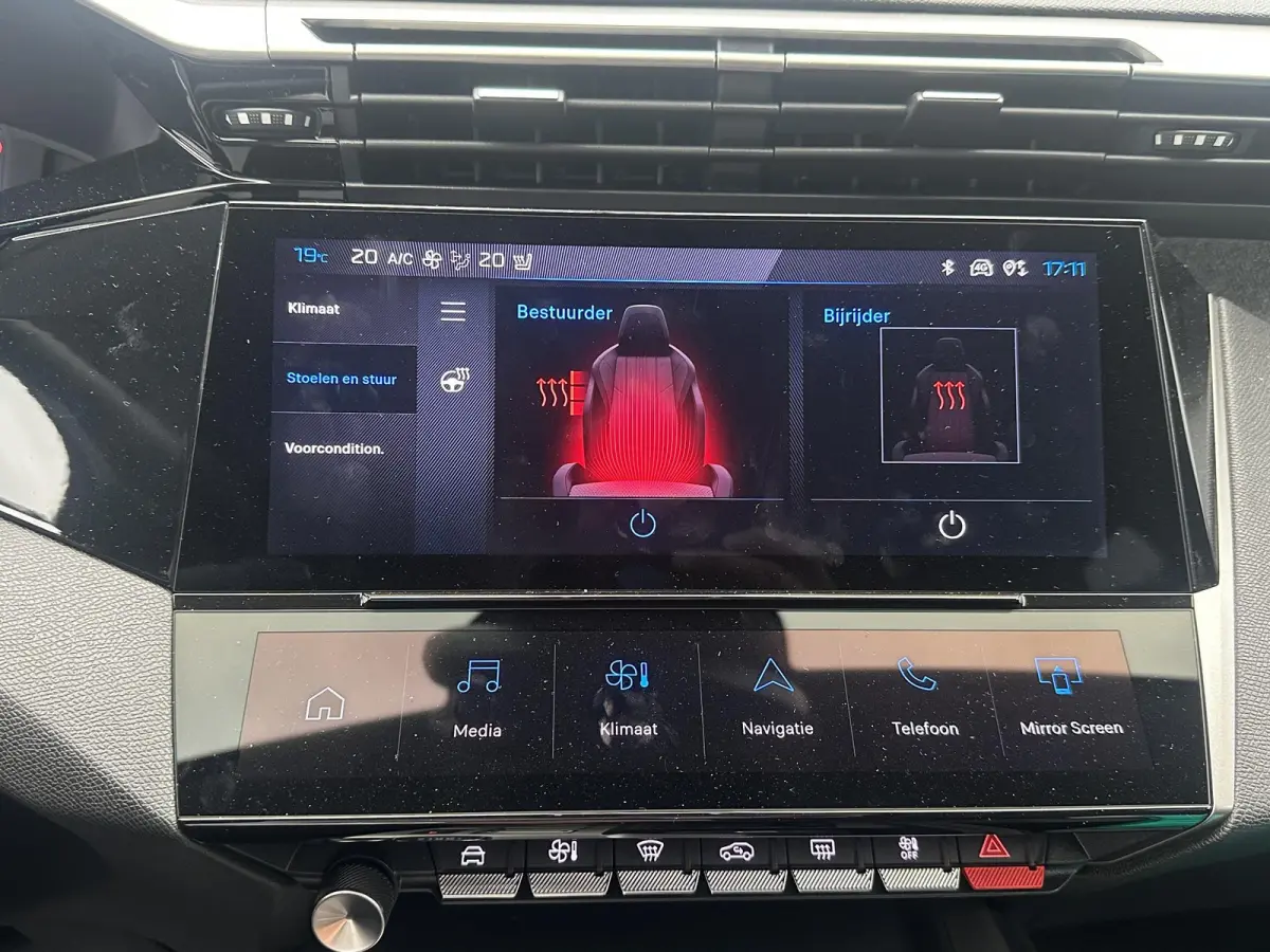 Allure 58 kWh SOH 99% | NIEUWE AUTO | ACHTERUITRIJCAMERA | KEYLESS | STOEL + STUURVERWARMING | ADAP. CRUISE | APPLE CARPLAY | RIJKLAAR INCL. 12 MND BOVAG GARANTIE |