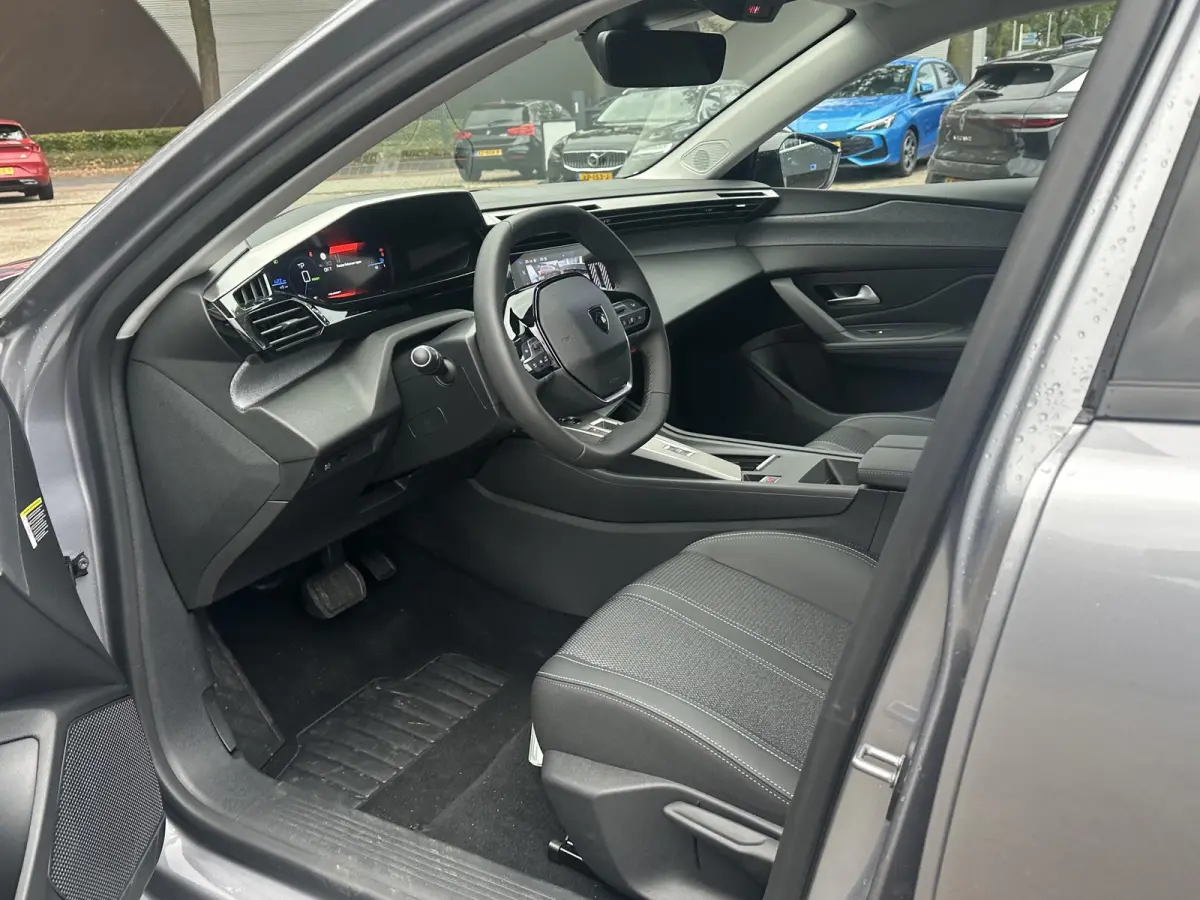 Allure 58 kWh SOH 99% | NIEUWE AUTO | ACHTERUITRIJCAMERA | KEYLESS | STOEL + STUURVERWARMING | ADAP. CRUISE | APPLE CARPLAY | RIJKLAAR INCL. 12 MND BOVAG GARANTIE |