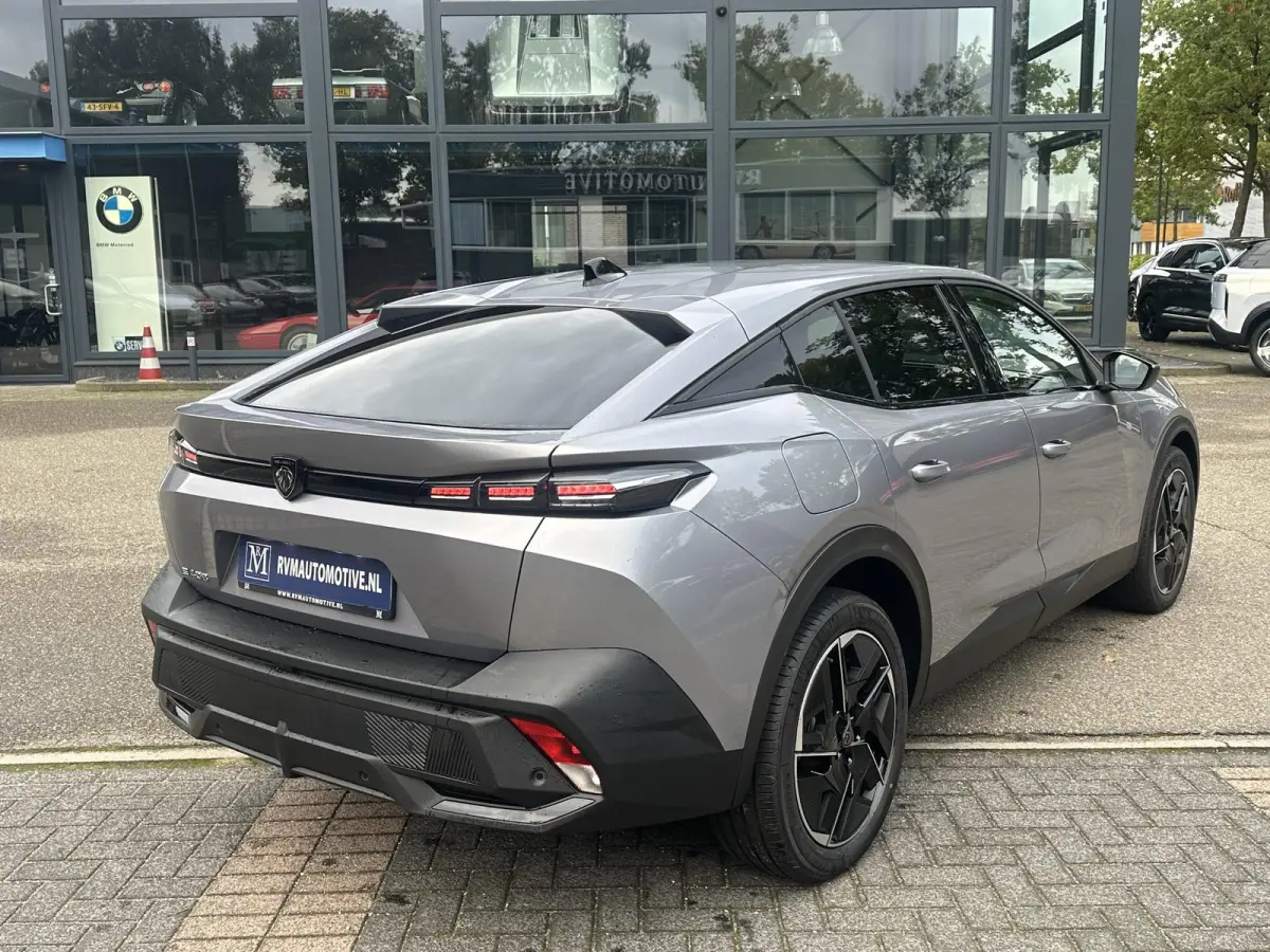 Allure 58 kWh SOH 99% | NIEUWE AUTO | ACHTERUITRIJCAMERA | KEYLESS | STOEL + STUURVERWARMING | ADAP. CRUISE | APPLE CARPLAY | RIJKLAAR INCL. 12 MND BOVAG GARANTIE |
