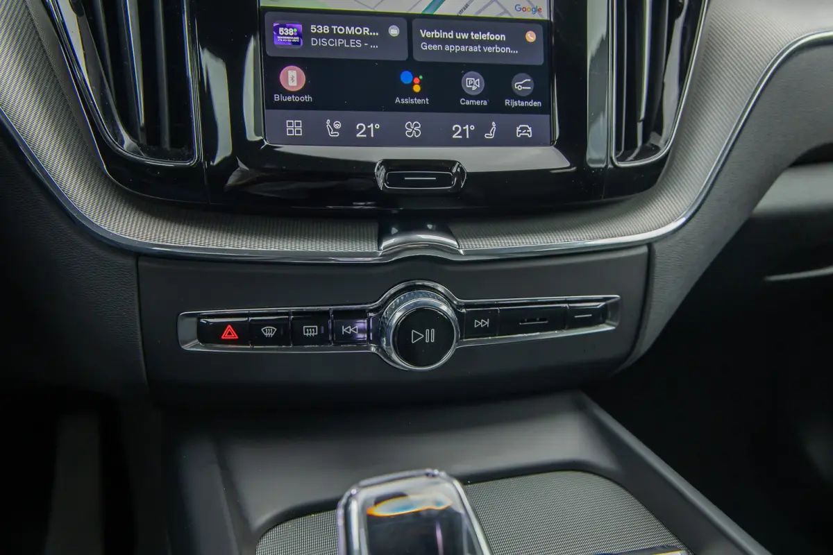 2.0 T6 Plug-in hybrid AWD Plus Black Edition | Harman/Kardon | Elektrisch panorama-dak | Full-LED | Apple Carplay/Android Auto | Elektrisch bedienbare achterklep | Achteruitrijcamera | Apple