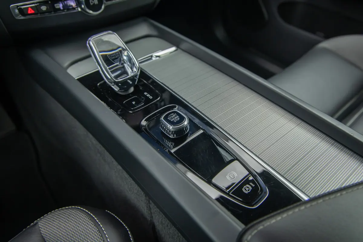 2.0 T6 Plug-in hybrid AWD Plus Black Edition | Harman/Kardon | Elektrisch panorama-dak | Full-LED | Apple Carplay/Android Auto | Elektrisch bedienbare achterklep | Achteruitrijcamera | Apple
