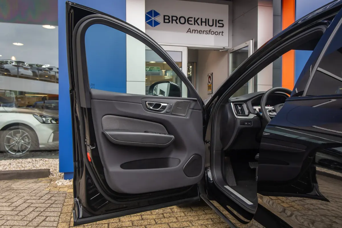 2.0 T6 Plug-in hybrid AWD Plus Black Edition | Harman/Kardon | Elektrisch panorama-dak | Full-LED | Apple Carplay/Android Auto | Elektrisch bedienbare achterklep | Achteruitrijcamera | Apple