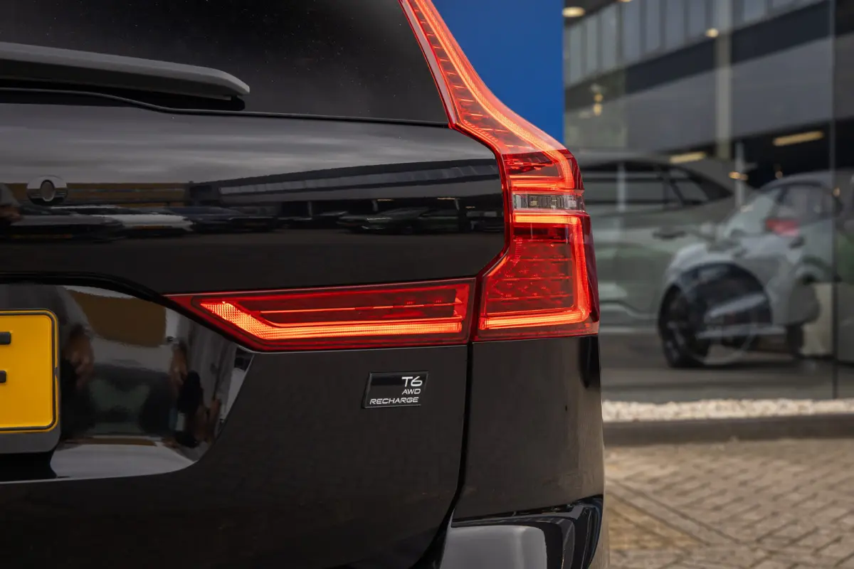 2.0 T6 Plug-in hybrid AWD Plus Black Edition | Harman/Kardon | Elektrisch panorama-dak | Full-LED | Apple Carplay/Android Auto | Elektrisch bedienbare achterklep | Achteruitrijcamera | Apple