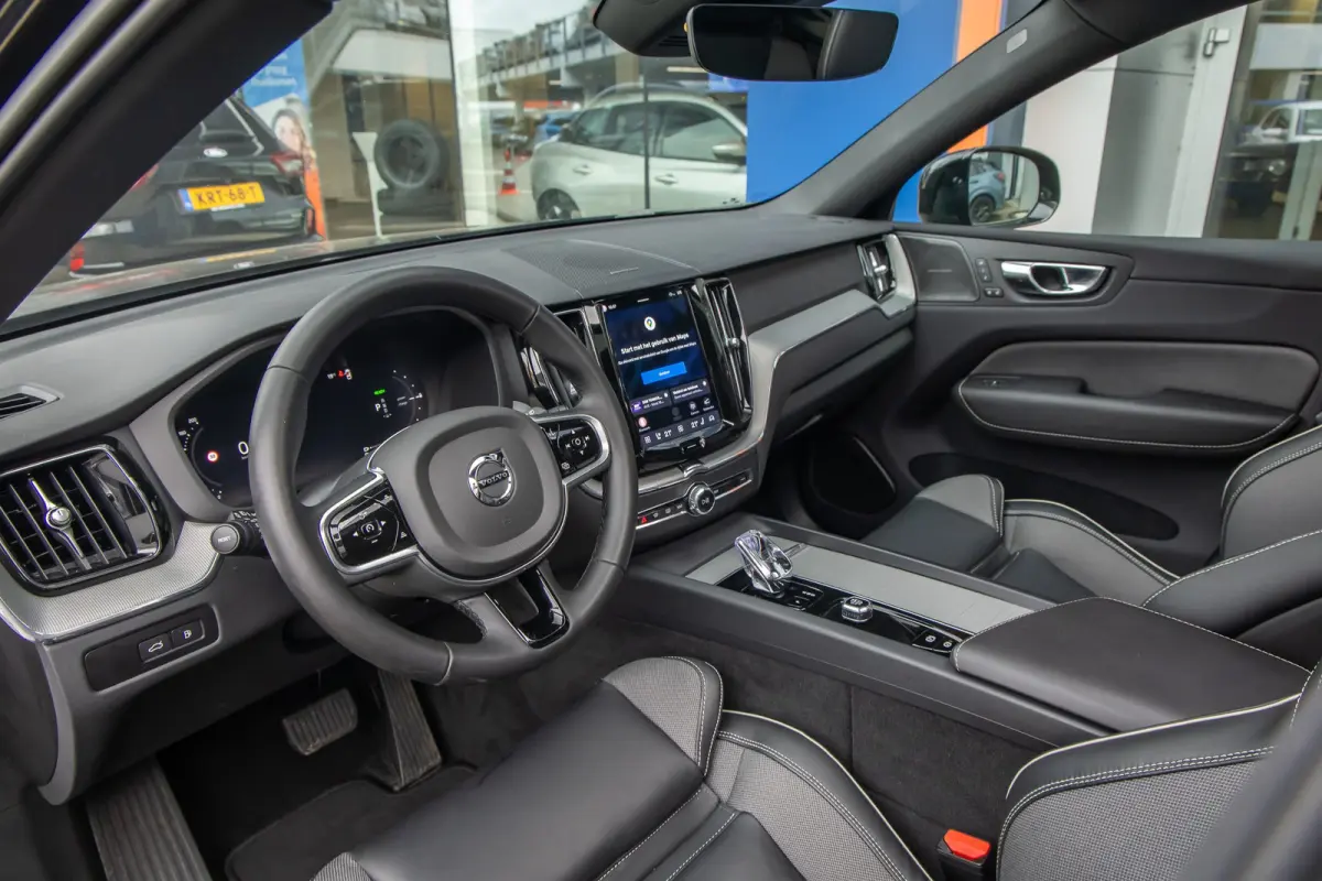 2.0 T6 Plug-in hybrid AWD Plus Black Edition | Harman/Kardon | Elektrisch panorama-dak | Full-LED | Apple Carplay/Android Auto | Elektrisch bedienbare achterklep | Achteruitrijcamera | Apple