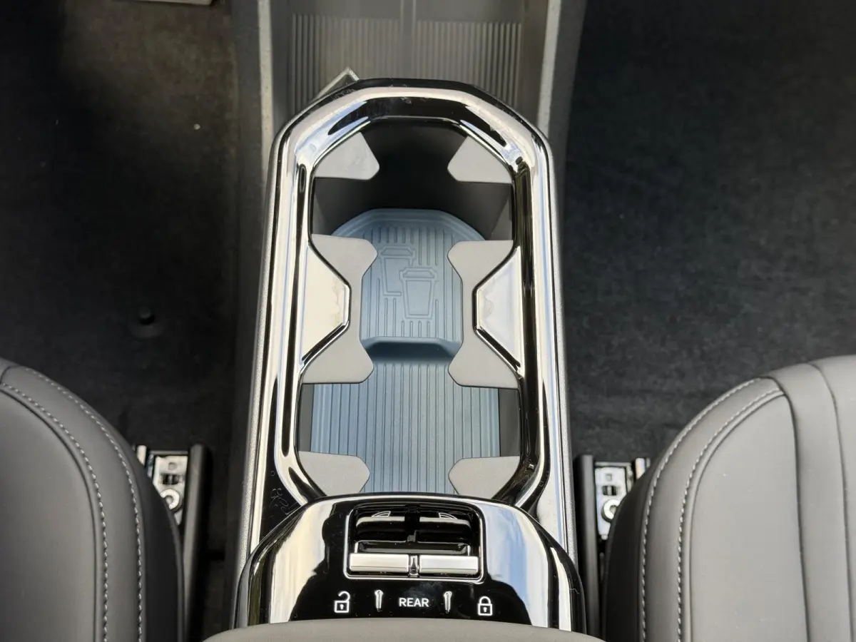 P8 AWD Ultra Black Edition Europa 69 kWh