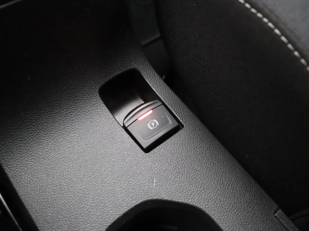 1.0 TCe 100 Bi-Fuel Essential | Trekhaak | Blinde hoek detectie | Achteruitrijcamera | Climate Control | Voor en achter parkeersensoren |