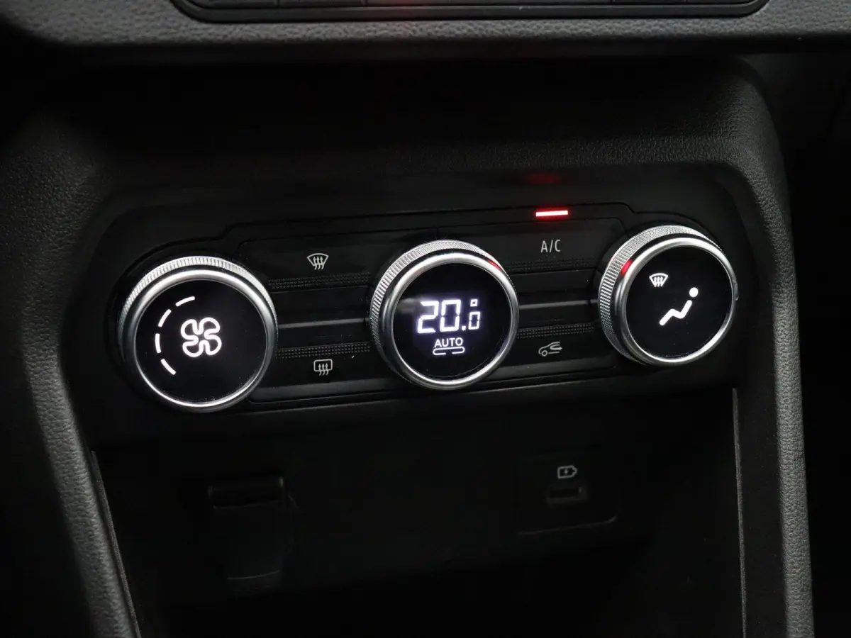 1.0 TCe 100 Bi-Fuel Essential | Trekhaak | Blinde hoek detectie | Achteruitrijcamera | Climate Control | Voor en achter parkeersensoren |