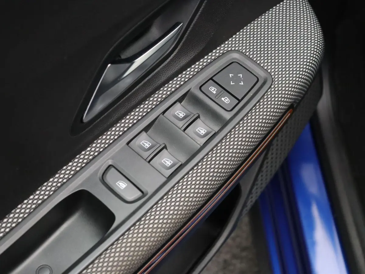 1.0 TCe 100 Bi-Fuel Essential | Trekhaak | Blinde hoek detectie | Achteruitrijcamera | Climate Control | Voor en achter parkeersensoren |