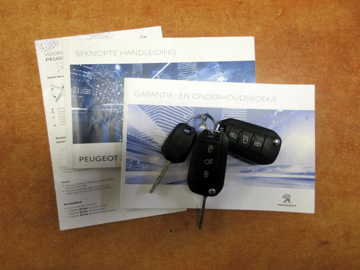 1.2 PureTech Automaat * Navi * Pano * Trekhaak *