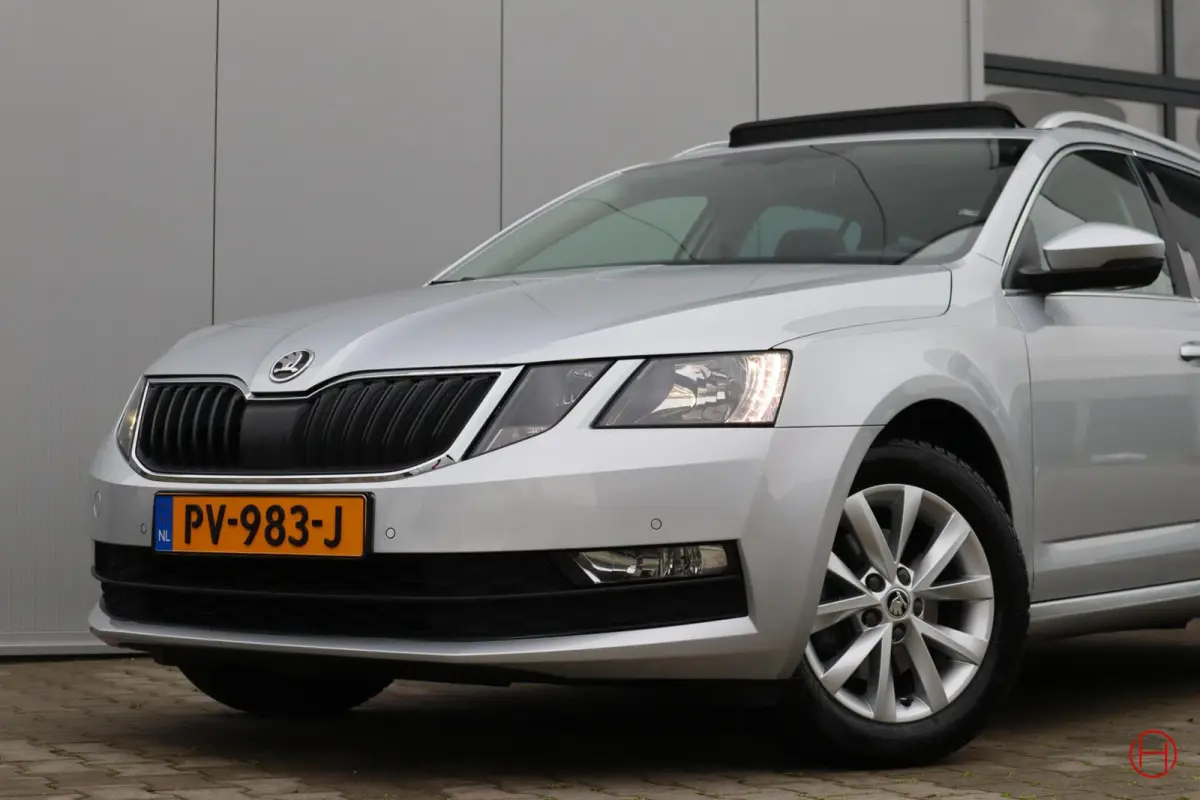 1.0 TSI / Panoramadak / Camera / Trekhaak / CarPlay