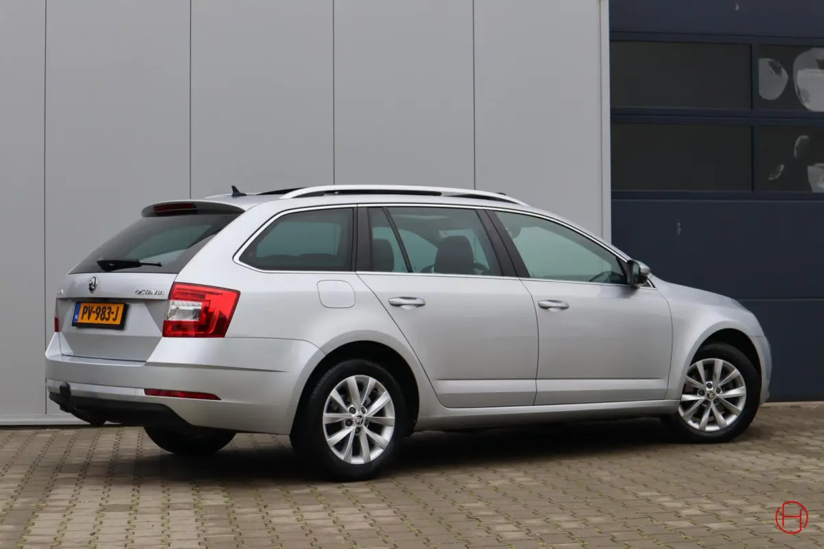 1.0 TSI / Panoramadak / Camera / Trekhaak / CarPlay