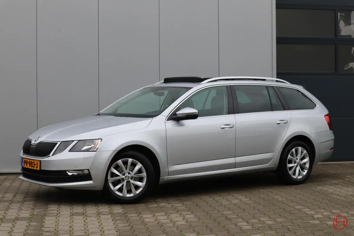 1.0 TSI / Panoramadak / Camera / Trekhaak / CarPlay
