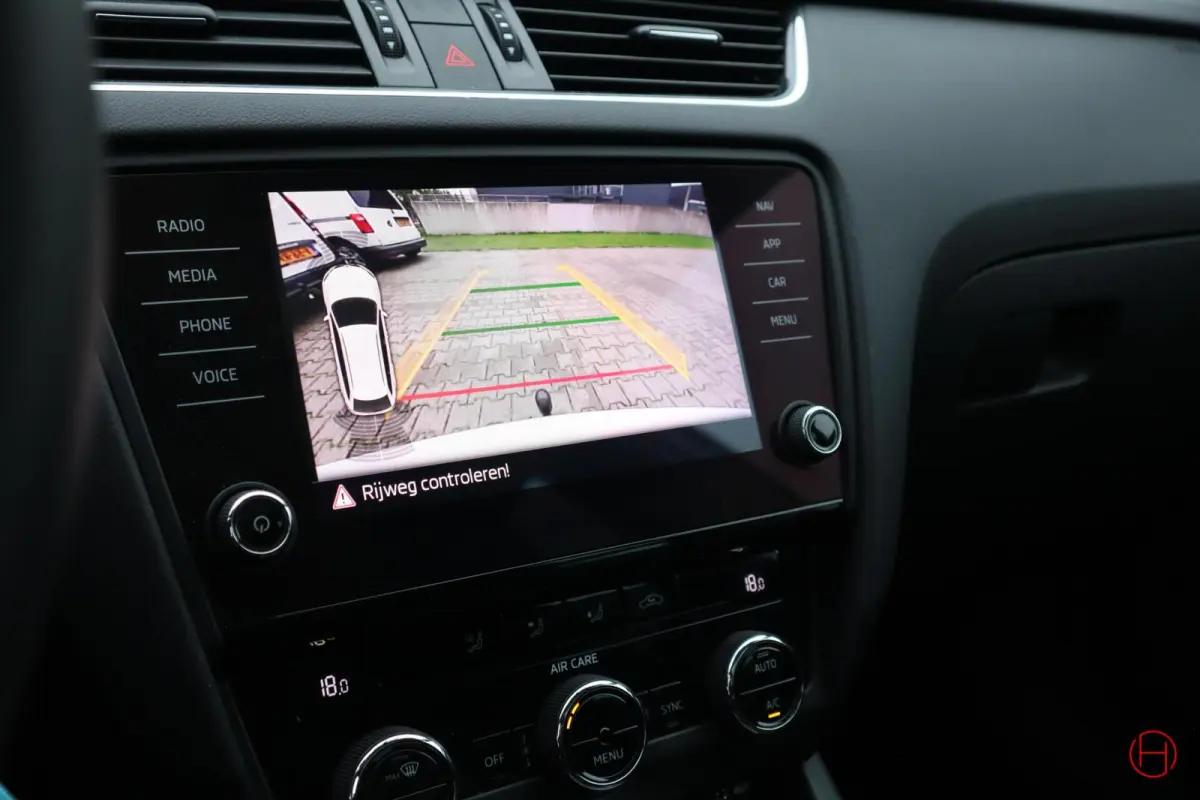 1.0 TSI / Panoramadak / Camera / Trekhaak / CarPlay