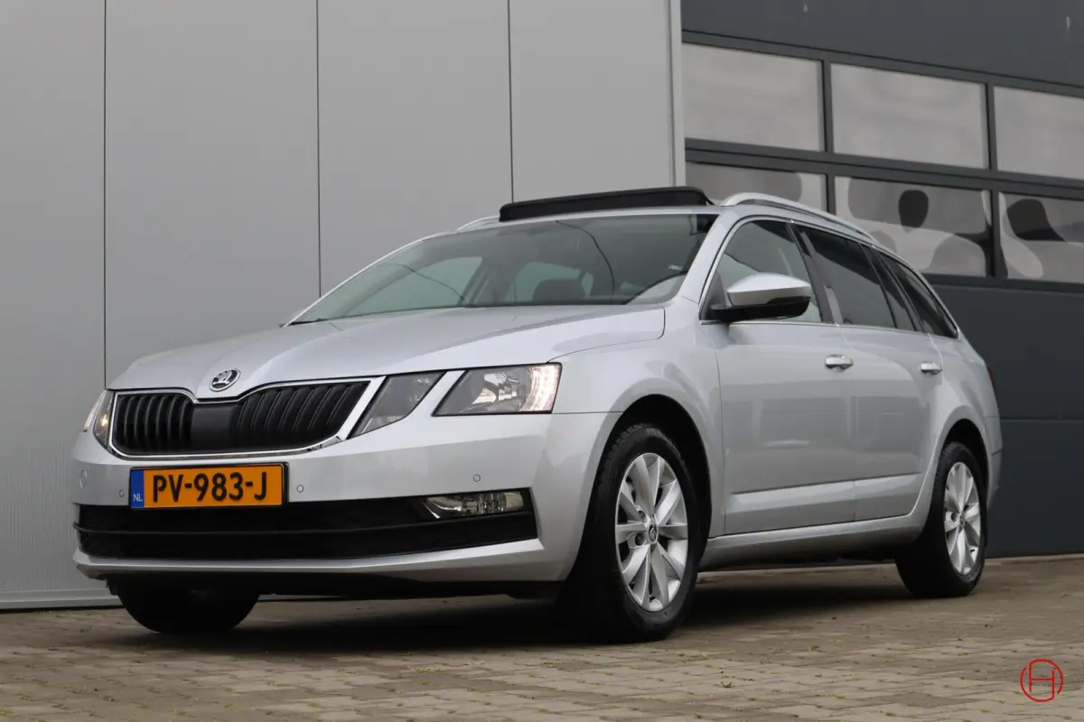 1.0 TSI / Panoramadak / Camera / Trekhaak / CarPlay