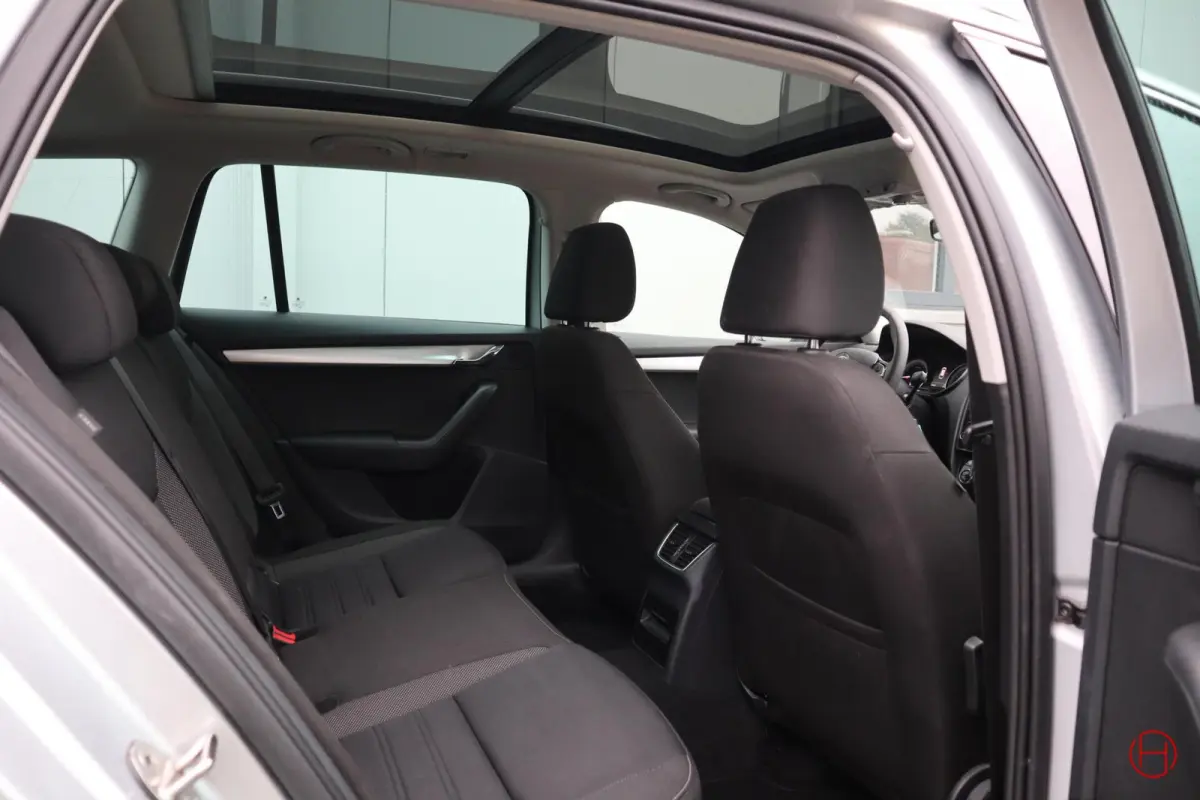 1.0 TSI / Panoramadak / Camera / Trekhaak / CarPlay