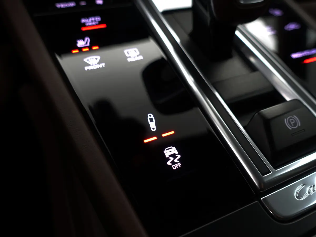 3.0 E-Hybrid Sport Design- Sport Chrono, Soft Close, Head Up, Alcantara Afwerking, Panoramadak, Keyless