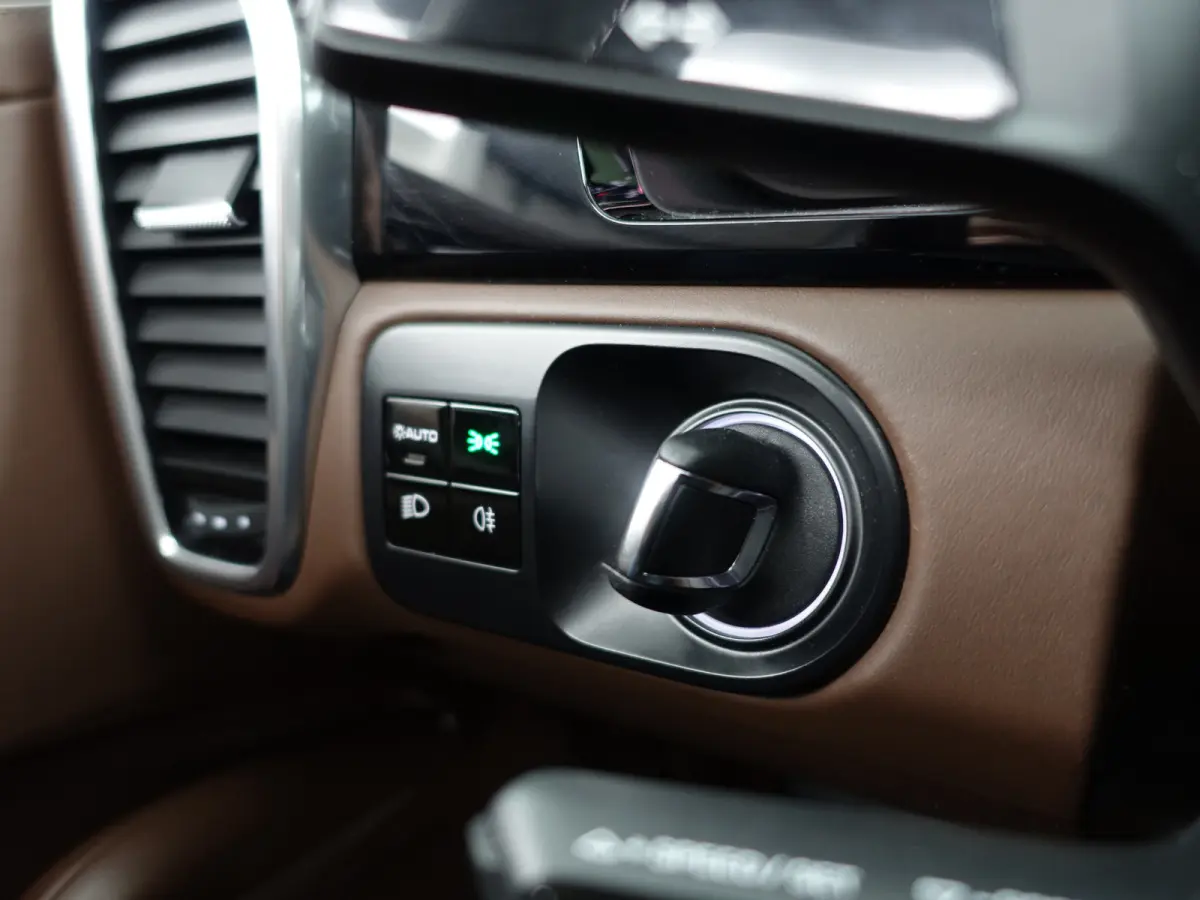 3.0 E-Hybrid Sport Design- Sport Chrono, Soft Close, Head Up, Alcantara Afwerking, Panoramadak, Keyless