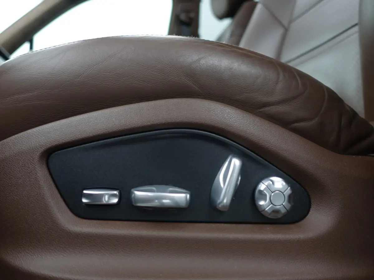 3.0 E-Hybrid Sport Design- Sport Chrono, Soft Close, Head Up, Alcantara Afwerking, Panoramadak, Keyless