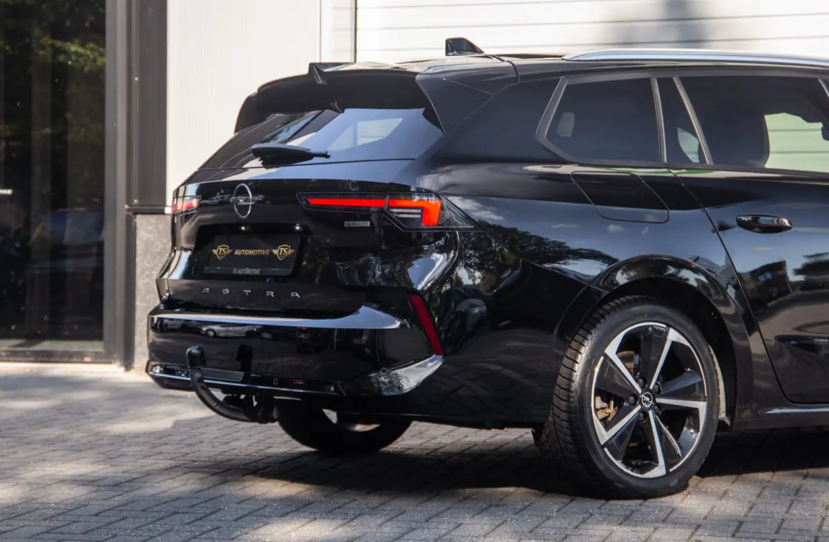 1.6 Hybrid Elegance