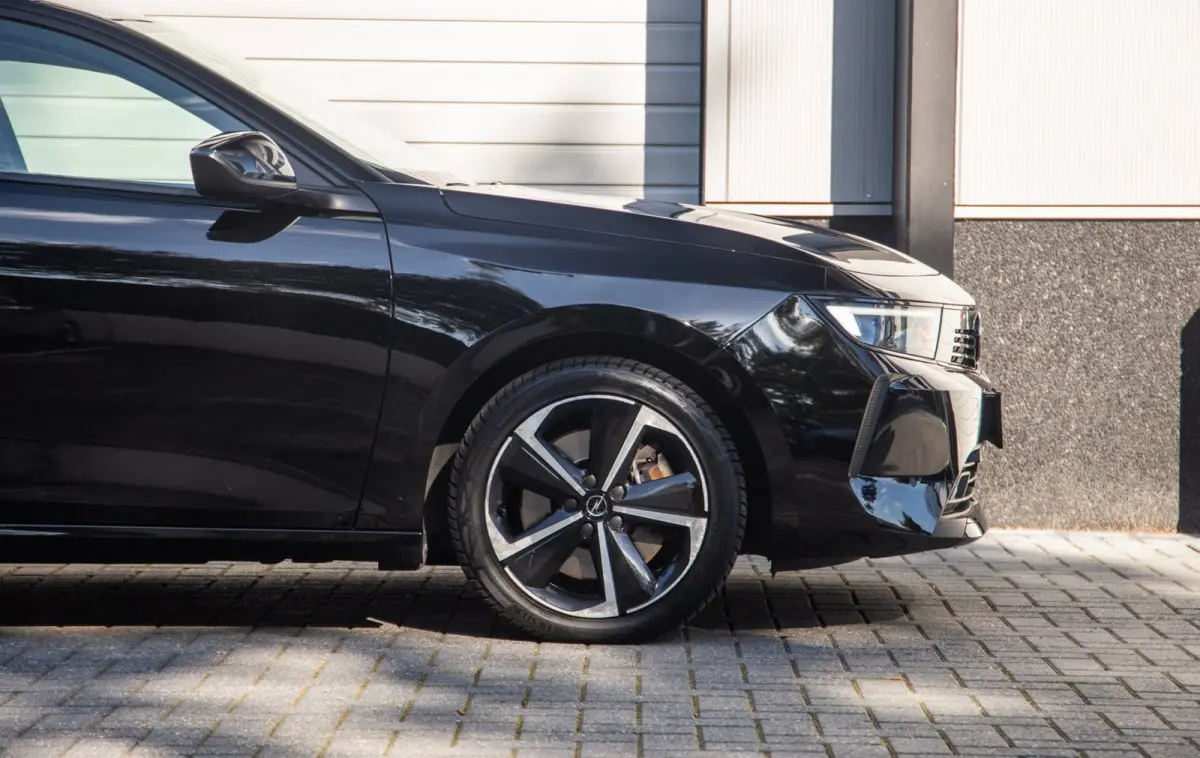 1.6 Hybrid Elegance