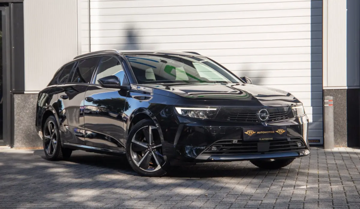 1.6 Hybrid Elegance