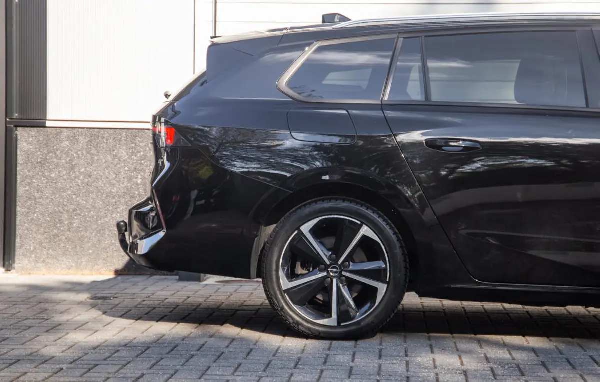 1.6 Hybrid Elegance