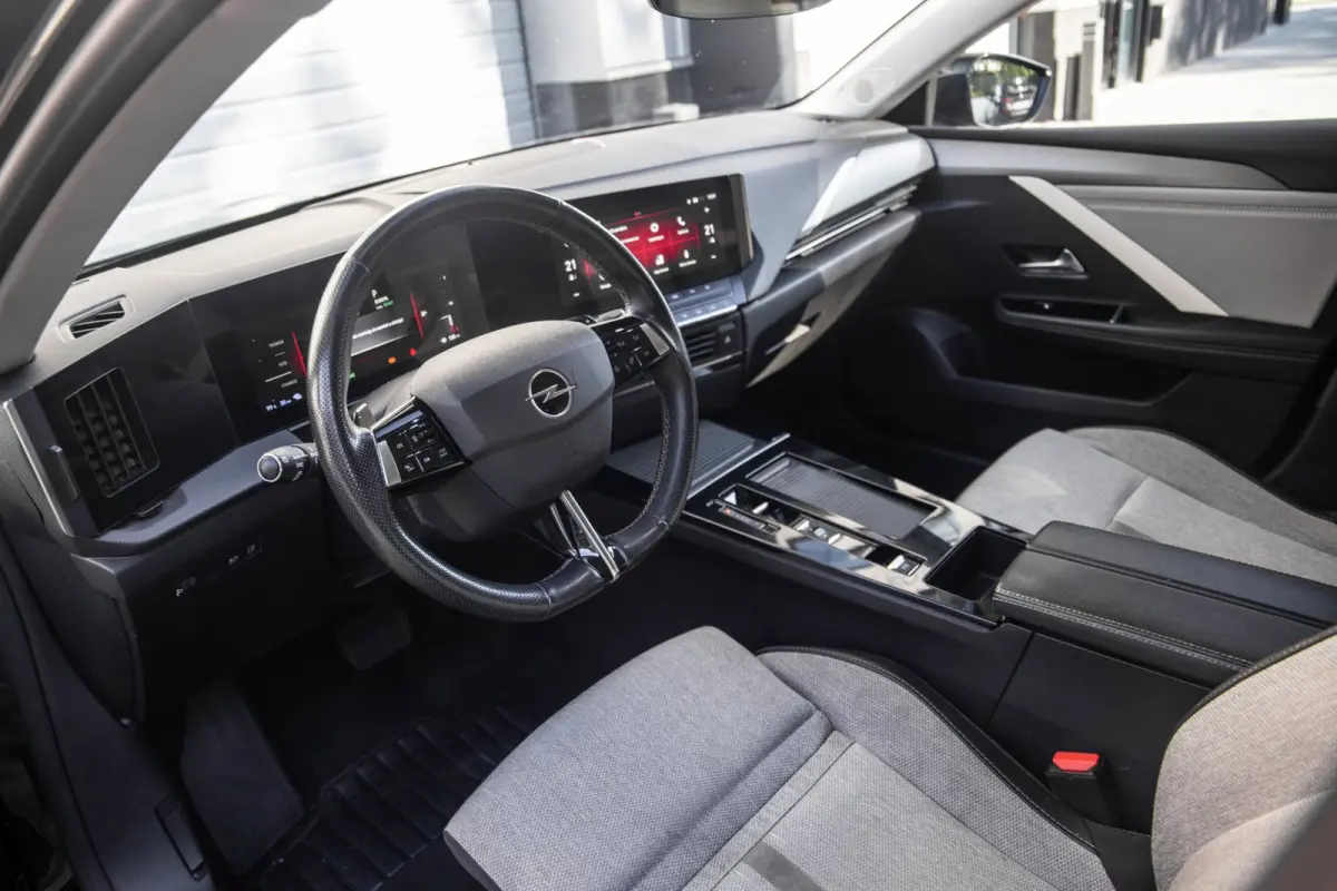 1.6 Hybrid Elegance