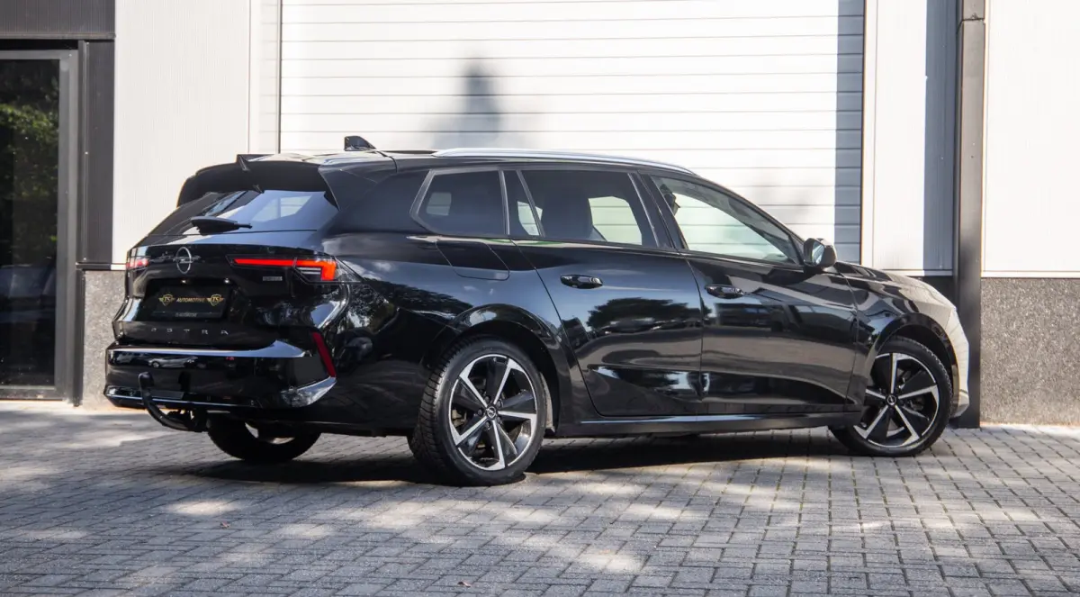 1.6 Hybrid Elegance