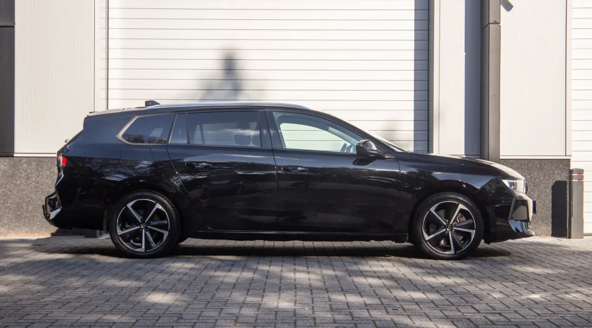 1.6 Hybrid Elegance