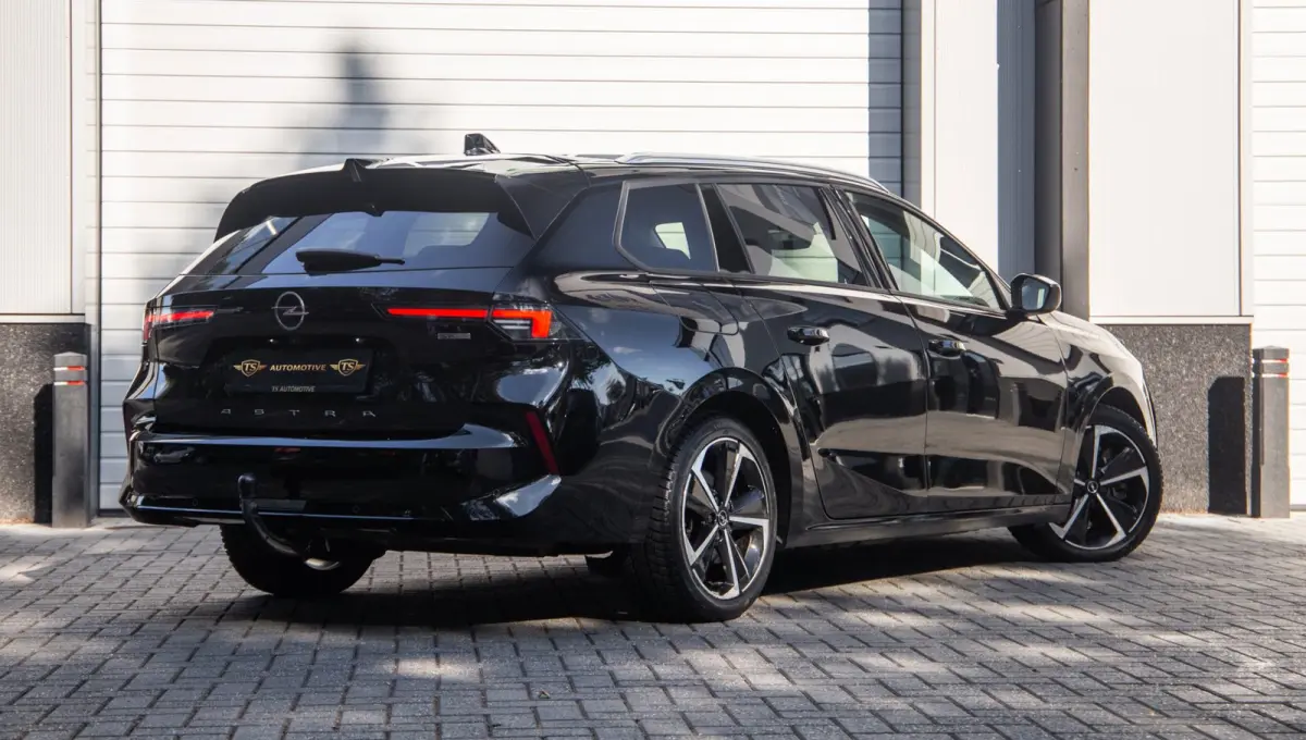 1.6 Hybrid Elegance