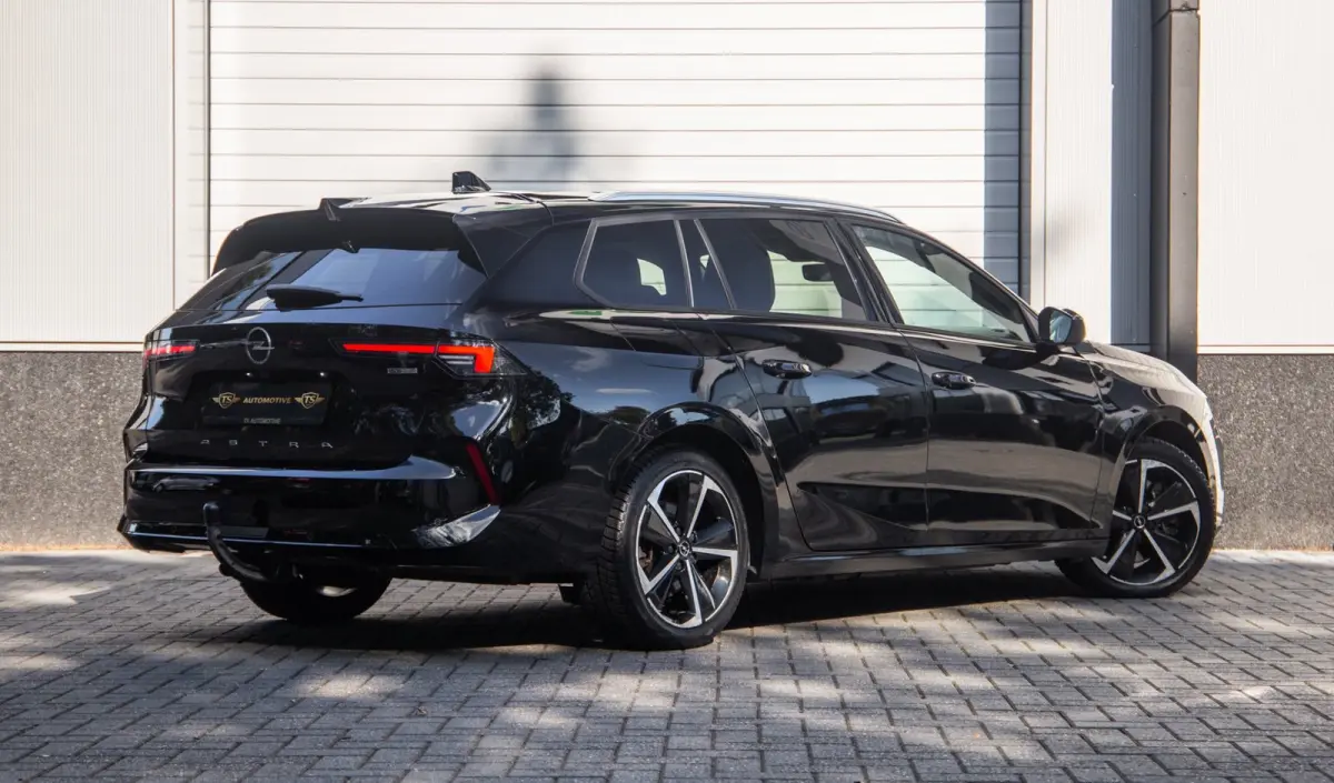 1.6 Hybrid Elegance