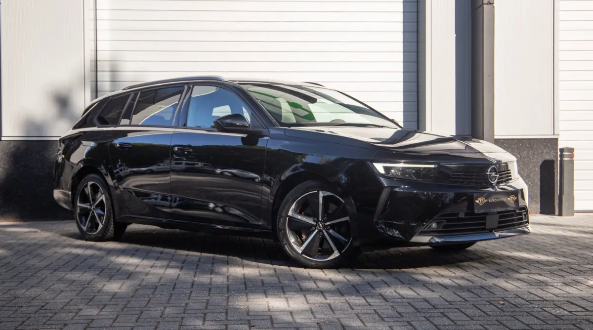 1.6 Hybrid Elegance