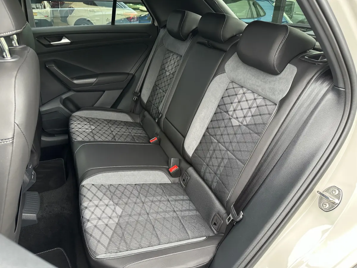 1.5 TSI 150pk DSG R-Line | Camera | Keyless | Elek. Achterklep | Dode hoek | Rijklaar incl. 1 jaar Bovag garantie