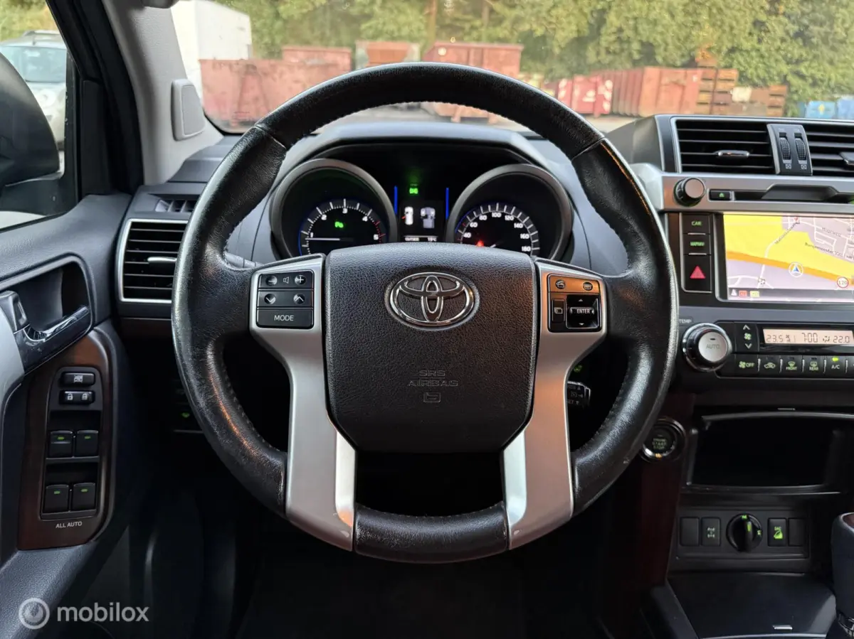 LandCruiser / 3.0 D-4D VX / 5DRS / AUTOMAAT / KEYLESS / STOEL/STUURVERWARMIN / CRUISE CONTROLE / LEDER