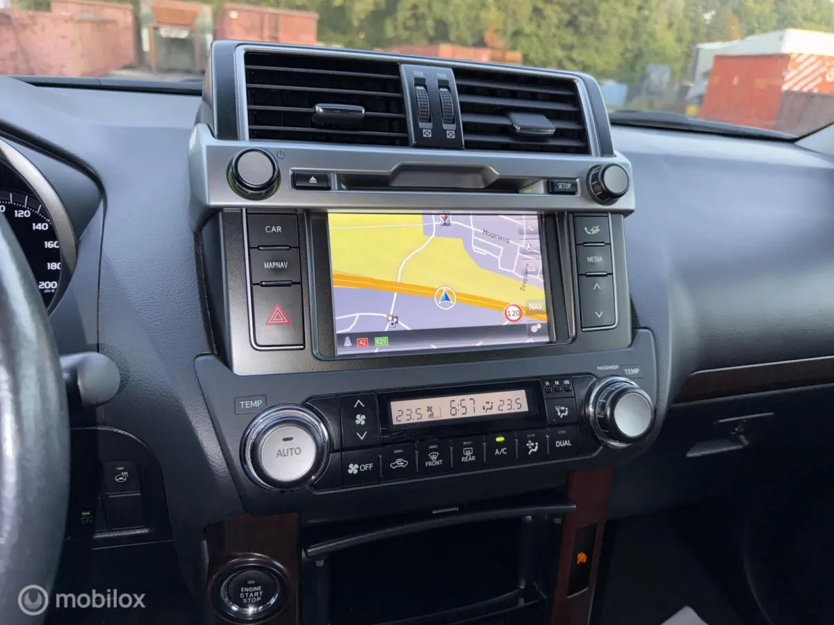 LandCruiser / 3.0 D-4D VX / 5DRS / AUTOMAAT / KEYLESS / STOEL/STUURVERWARMIN / CRUISE CONTROLE / LEDER
