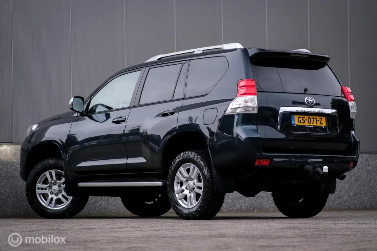 LandCruiser 3.0 D-4D-F LX | 5 persoons | Dealer onderhouden | Zeer mooi | Lier | Snorkel | Liftkit | Trekhaak | Rijklaarprijs |