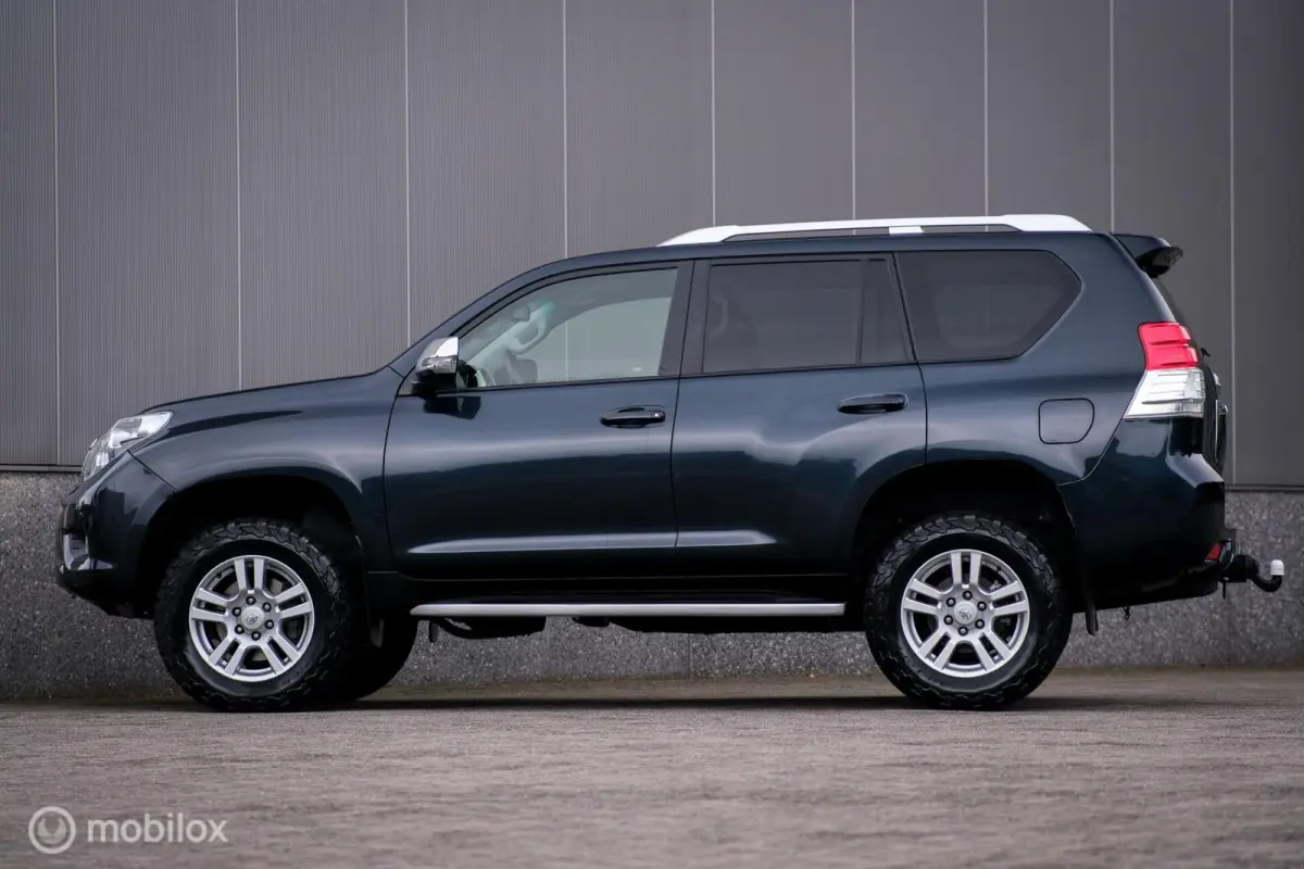 LandCruiser 3.0 D-4D-F LX | 5 persoons | Dealer onderhouden | Zeer mooi | Lier | Snorkel | Liftkit | Trekhaak | Rijklaarprijs |