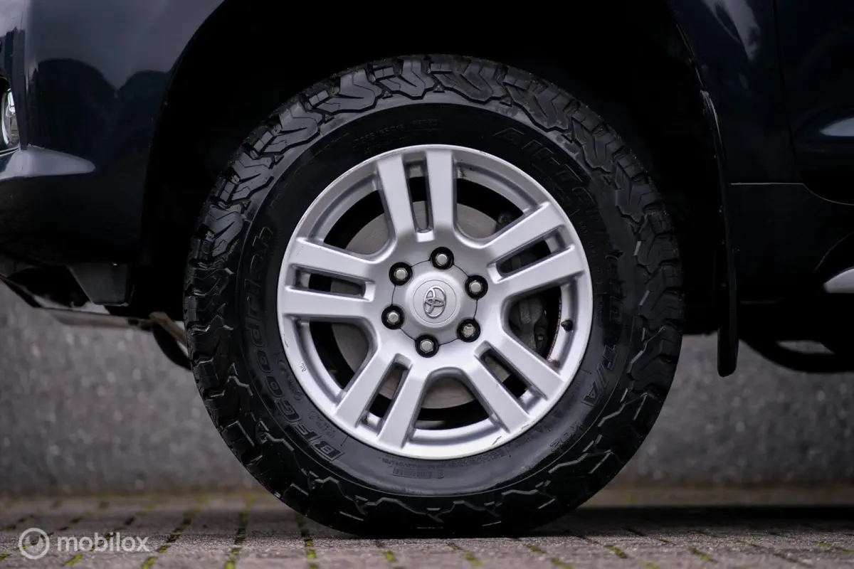 LandCruiser 3.0 D-4D-F LX | 5 persoons | Dealer onderhouden | Zeer mooi | Lier | Snorkel | Liftkit | Trekhaak | Rijklaarprijs |