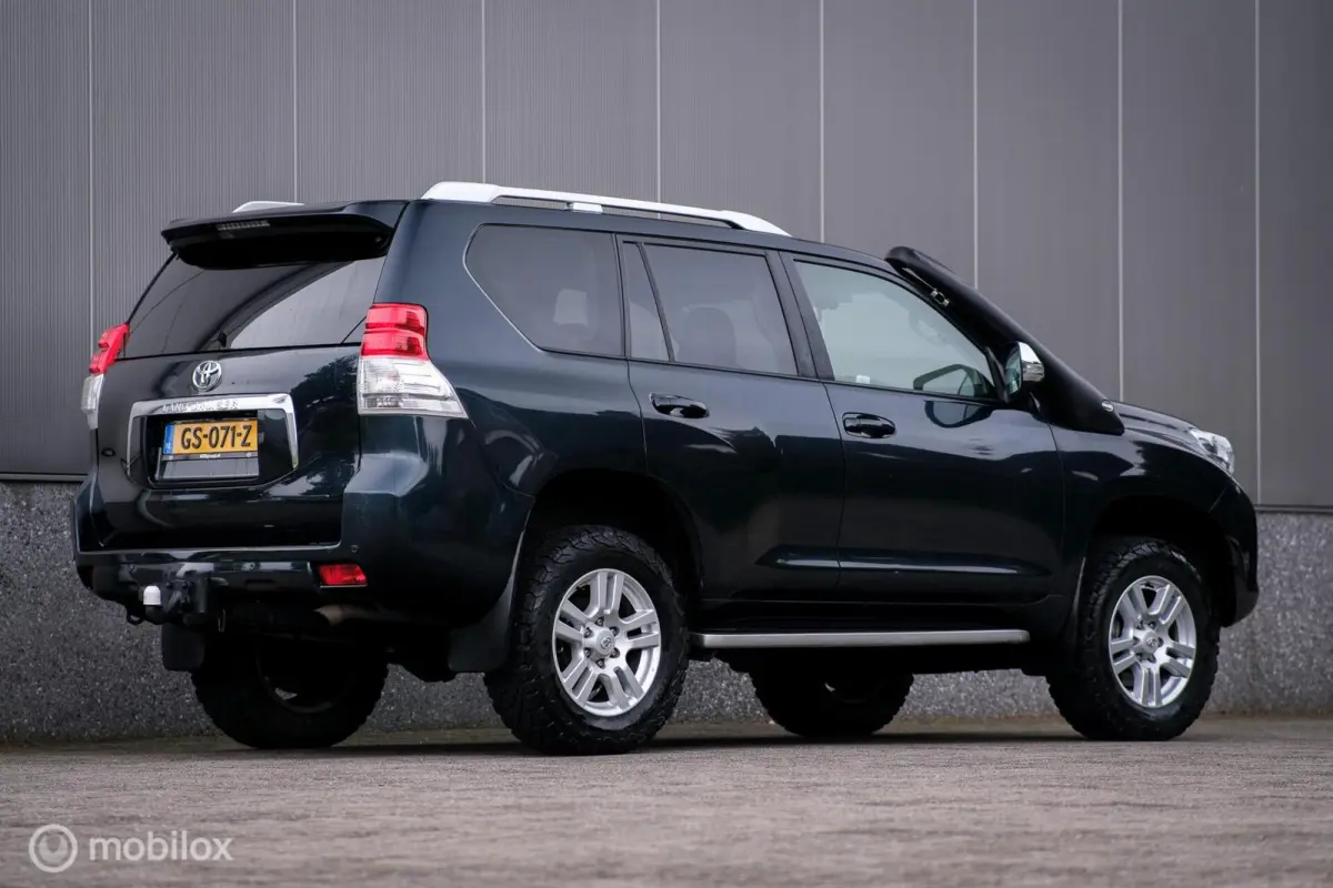 LandCruiser 3.0 D-4D-F LX | 5 persoons | Dealer onderhouden | Zeer mooi | Lier | Snorkel | Liftkit | Trekhaak | Rijklaarprijs |