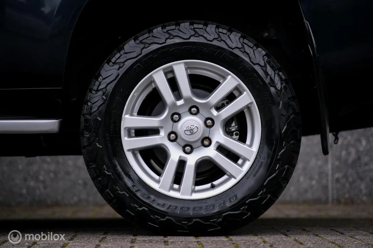 LandCruiser 3.0 D-4D-F LX | 5 persoons | Dealer onderhouden | Zeer mooi | Lier | Snorkel | Liftkit | Trekhaak | Rijklaarprijs |