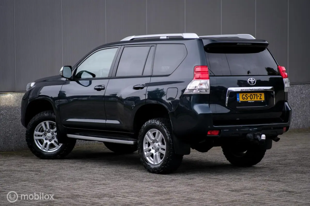 LandCruiser 3.0 D-4D-F LX | 5 persoons | Dealer onderhouden | Zeer mooi | Lier | Snorkel | Liftkit | Trekhaak | Rijklaarprijs |