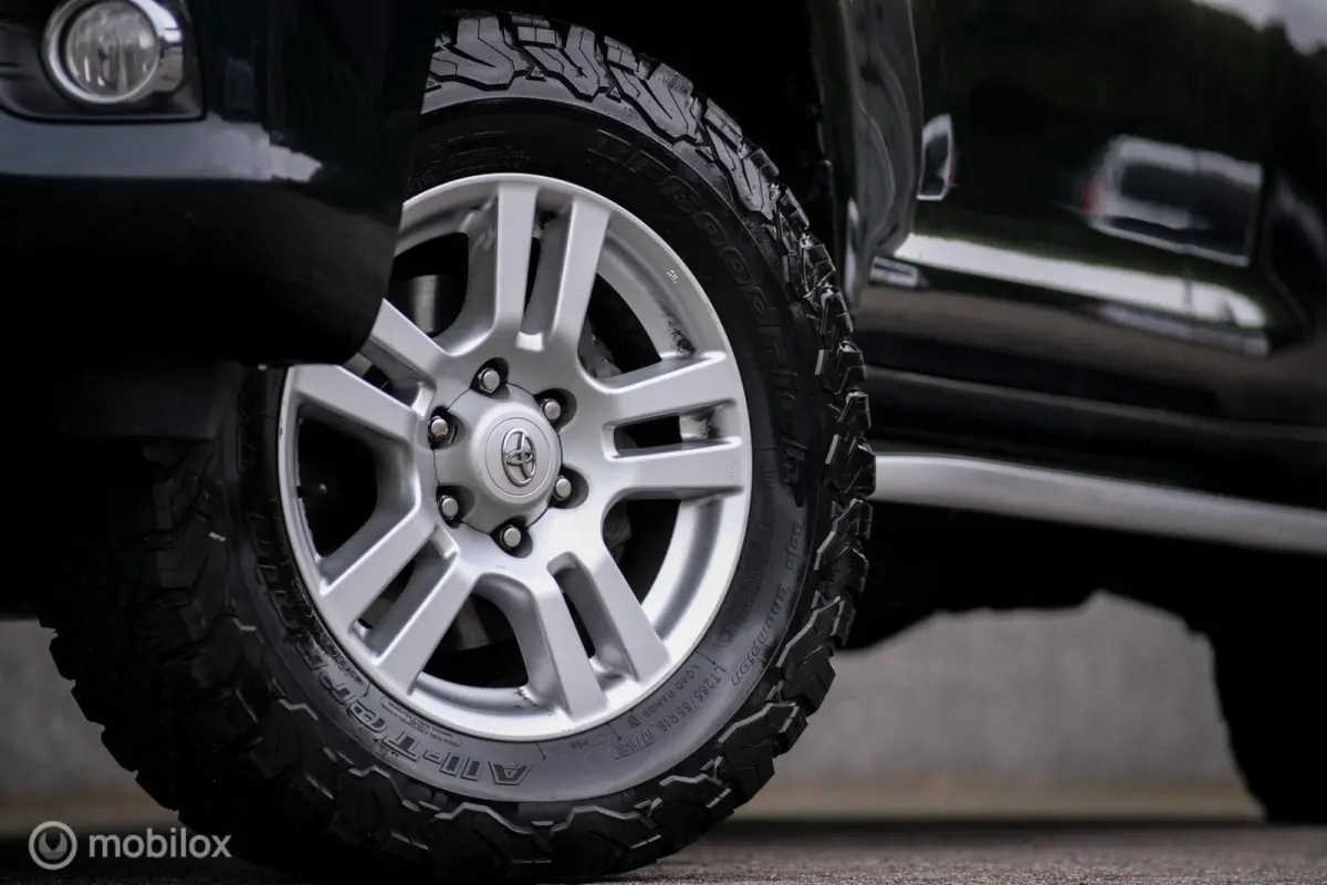 LandCruiser 3.0 D-4D-F LX | 5 persoons | Dealer onderhouden | Zeer mooi | Lier | Snorkel | Liftkit | Trekhaak | Rijklaarprijs |
