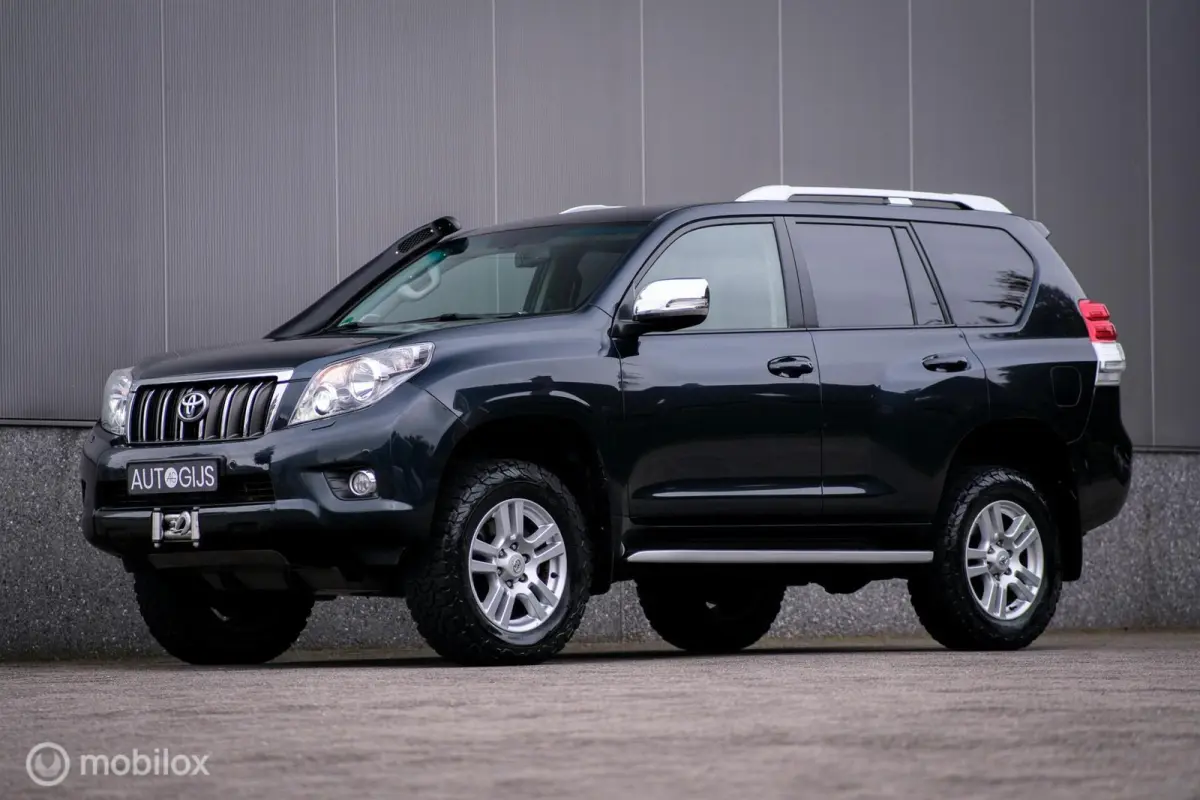 LandCruiser 3.0 D-4D-F LX | 5 persoons | Dealer onderhouden | Zeer mooi | Lier | Snorkel | Liftkit | Trekhaak | Rijklaarprijs |
