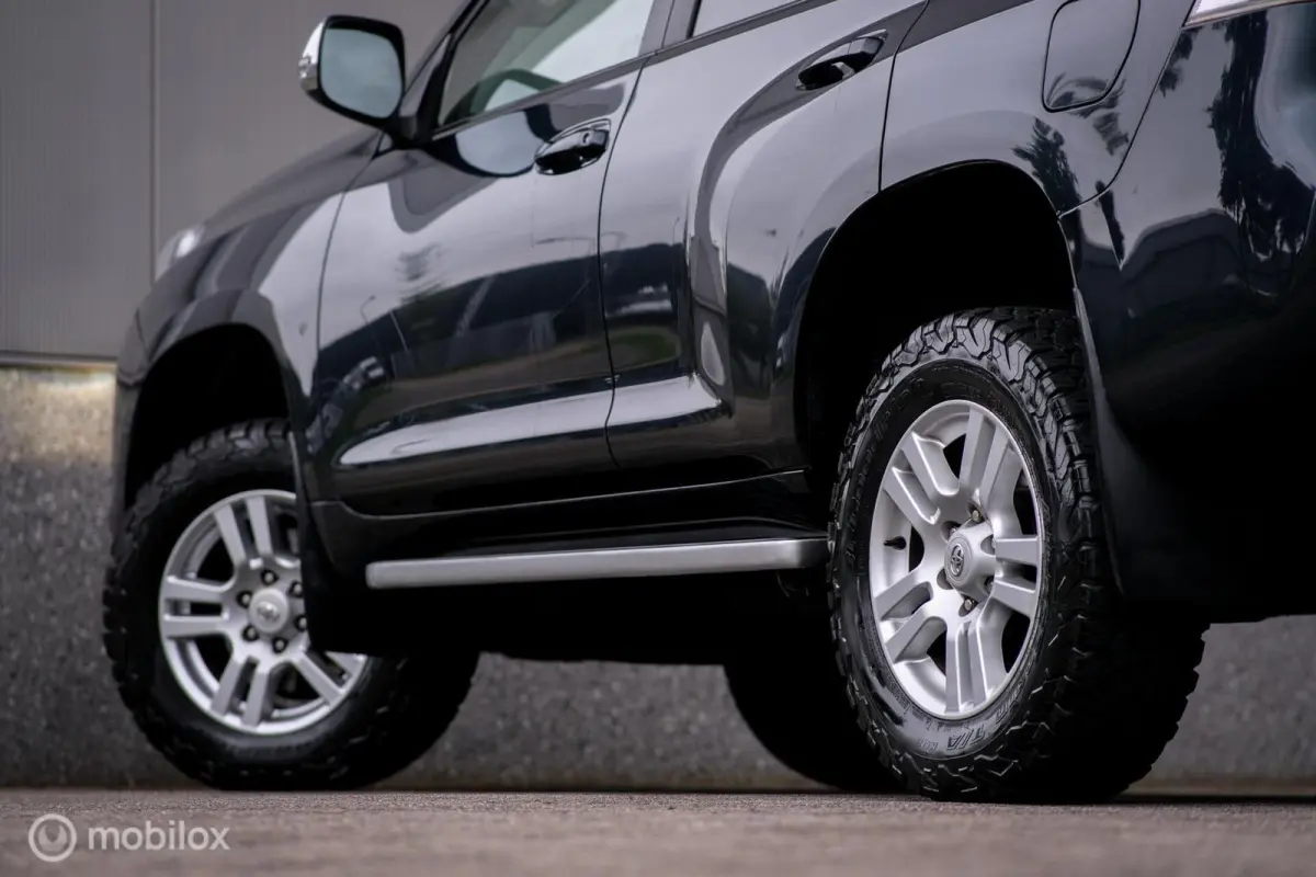 LandCruiser 3.0 D-4D-F LX | 5 persoons | Dealer onderhouden | Zeer mooi | Lier | Snorkel | Liftkit | Trekhaak | Rijklaarprijs |