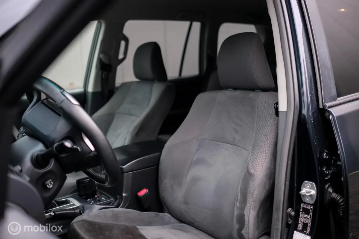 LandCruiser 3.0 D-4D-F LX | 5 persoons | Dealer onderhouden | Zeer mooi | Lier | Snorkel | Liftkit | Trekhaak | Rijklaarprijs |